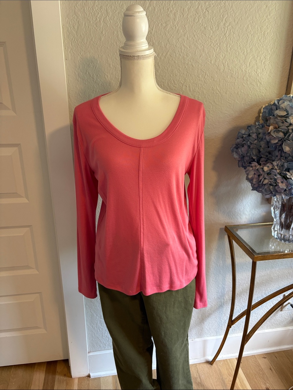 Ann Taylor coral colored Women’s Scoop Neck Long Sleeve Top XL